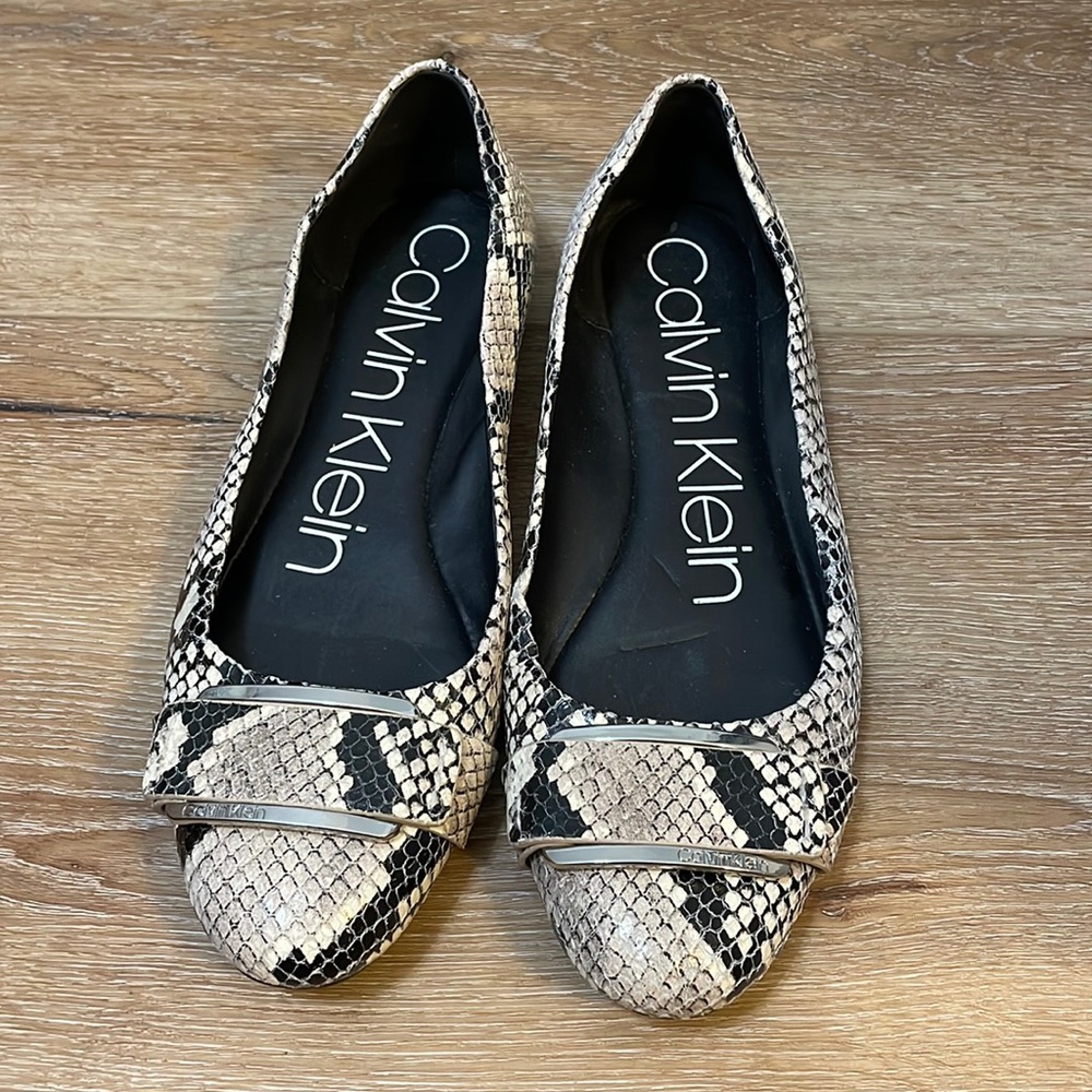 Calvin Klein SnakeSkin flats- adorable - size 6.5